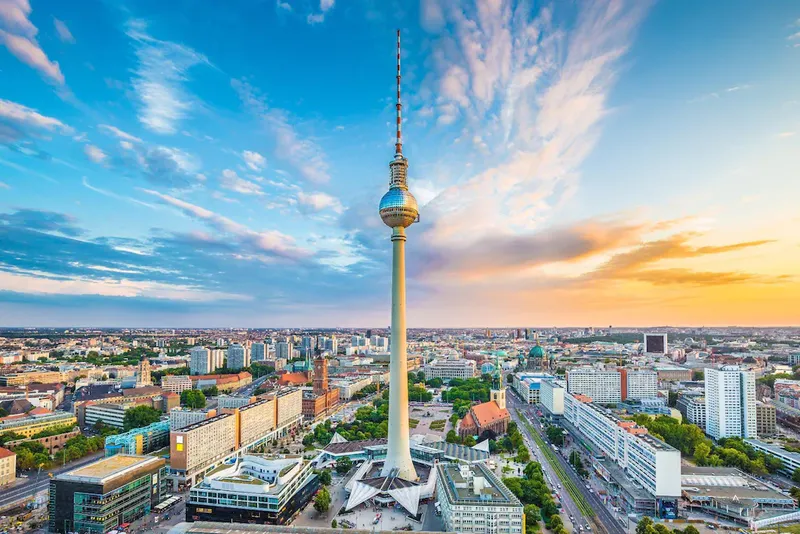 BLICK auf FERNSEHTURM: Exklusives 2-Zimmer-Apartment im 17. OG mit Concierge in Berlin-Mitte — photo 1
